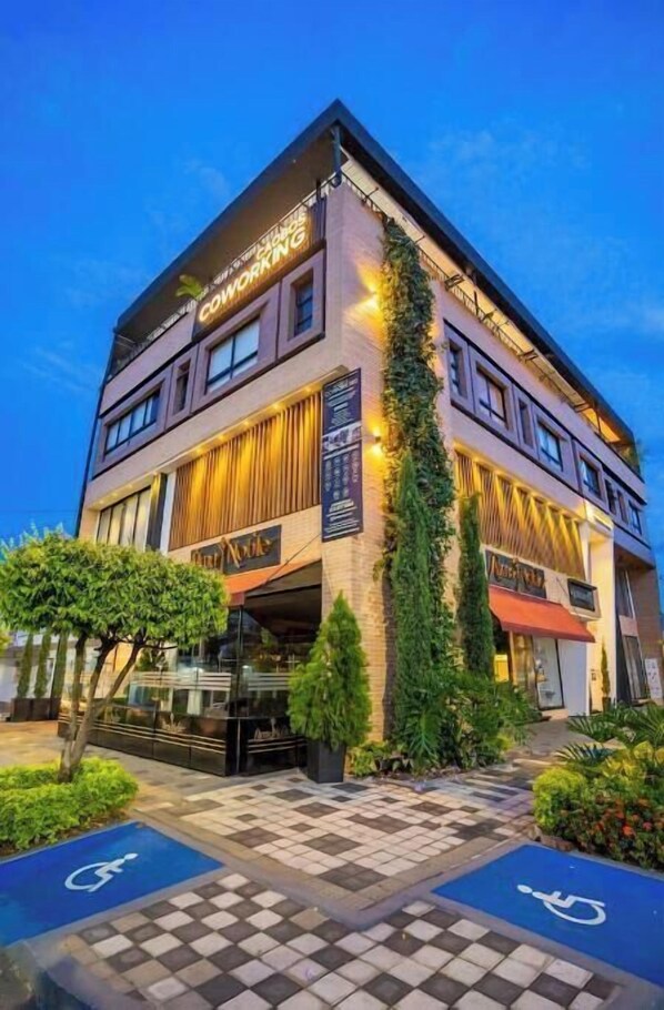 Exterior - MODERNO LOFT. CAOBOS COLIVING+COWORKING. ZONA ROSA (Barrio Caobos)