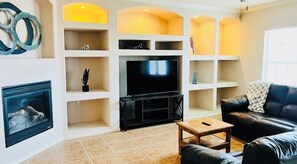 Smart TV y chimenea 