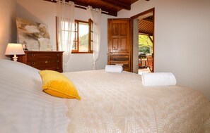 2 bedrooms, travel cot, bed sheets