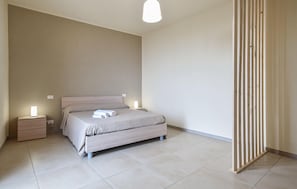 Cuna de viaje, wifi gratis y ropa de cama 