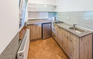 Kühlschrank, Herdplatte, Kochgeschirr/Geschirr/Besteck