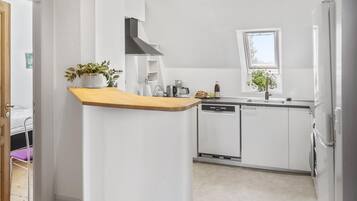 Køleskab, kogeplade, opvaskemaskine, kaffe-/temaskine