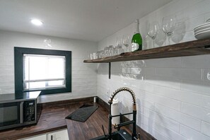 Microondas, cafetera y tetera y utensilios de cocina 