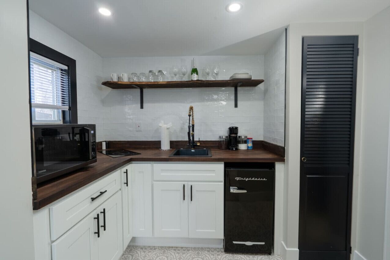 Microondas, cafetera/tetera, utensilios de cocina