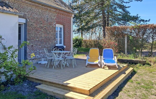 Outdoor dining - 2 bedroom pet friendly home in Ponthoile (Ponthoile)