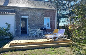 Outdoor dining - 2 bedroom pet friendly home in Ponthoile (Ponthoile)