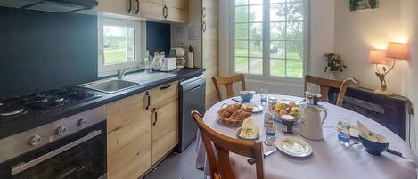 Fridge, oven, stovetop, dishwasher