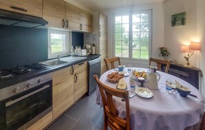 Fridge, oven, stovetop, dishwasher - 2 bedroom nice home in Ponthoile (Ponthoile)