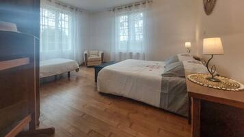 2 chambres, fer et planche Ă repasser, lit parapluie