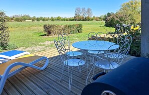 Outdoor dining - 2 bedroom pet friendly home in Ponthoile (Ponthoile)