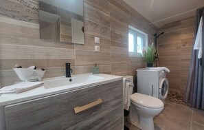 Shower, hair dryer - 2 bedroom pet friendly home in Ponthoile (Ponthoile)