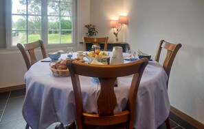 Dining - 2 bedroom pet friendly home in Ponthoile (Ponthoile)