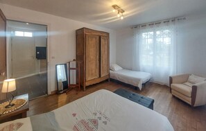 2 bedrooms, iron/ironing board, travel crib - 2 bedroom pet friendly home in Ponthoile (Ponthoile)