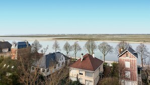 Un quartier résidentiel avec des maisons et une rivière.