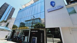 Un edificio moderno con fachada de vidrio y un cartel que indica 