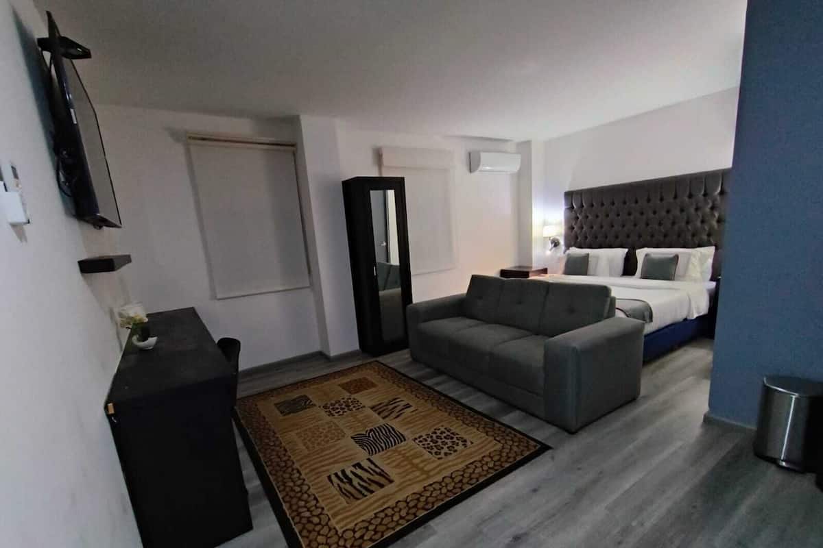 Junior eenpersoonskamer | Luxe beddengoed, donzen dekbedden, een kluis op de kamer
