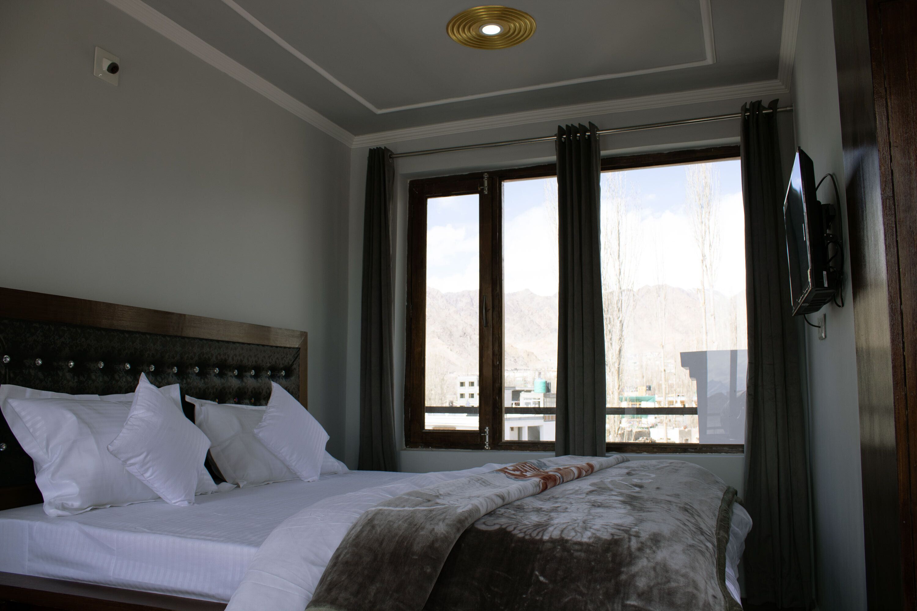 9 habitaciones, caja de seguridad en la habitación y escritorio 