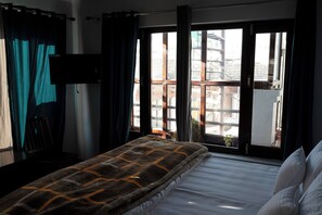 9 bedrooms, in-room safe, desk, free WiFi