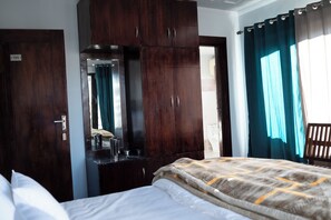 9 Schlafzimmer, Zimmersafe, Schreibtisch, kostenloses WLAN