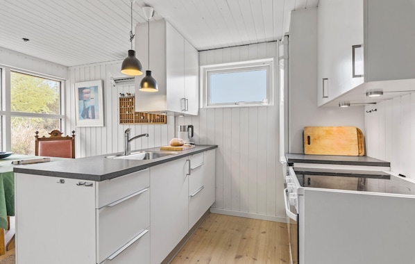 Kjøleskap og oppvaskmaskin