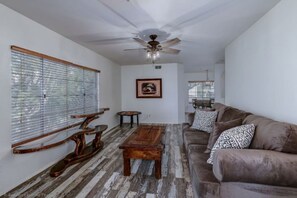 Smart TV, fireplace