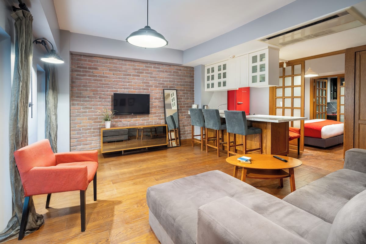 Departamento estándar | Área de sala de estar | Smart TV de 42 pulgadas con canales digitales, Netflix y Hulu