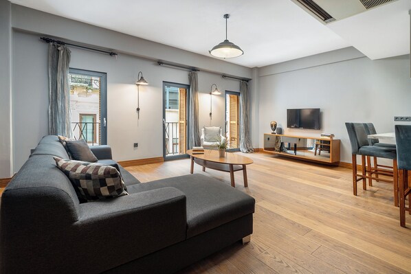 Signature Duplex | Living area | 42-inch Smart TV with digital channels, Netflix, Hulu - Urban Quarters - Asmali Mescit (Istanbul)