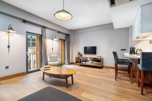 Appartement Duplex Signature | Coin séjour | TV connectée de 42 pouces avec chaînes numériques, Netflix, Hulu