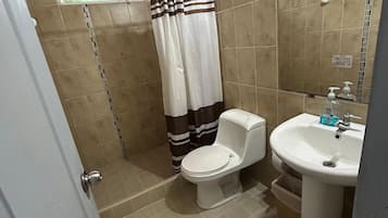 Comfort Triple Room, Garden View | Bathroom