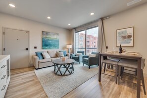 TV - Walk Everywhere! Central Traverse City Condo (Traverse City)