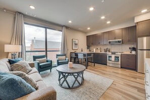 TV - Walk Everywhere! Central Traverse City Condo (Traverse City)
