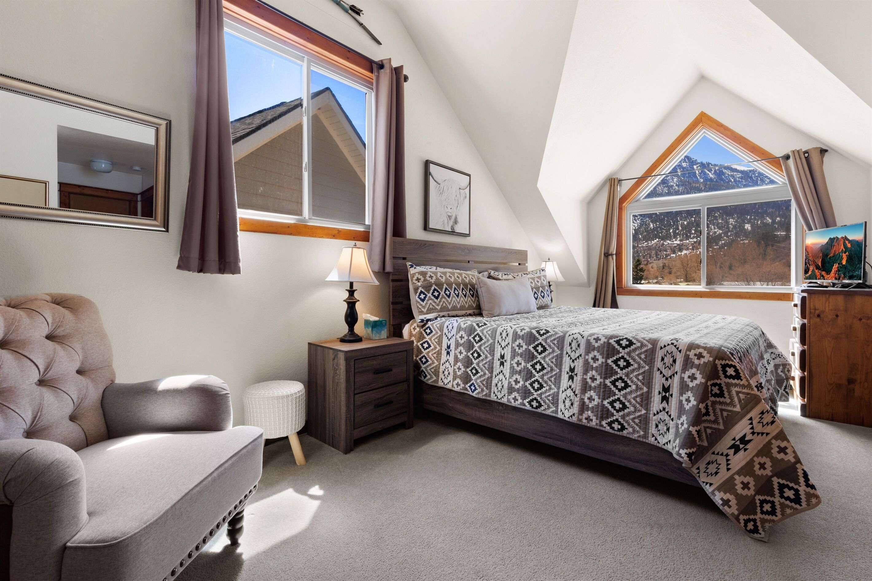 4 bedrooms, desk, WiFi (free), bed sheets