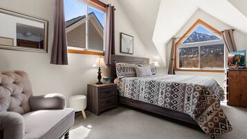 4 bedrooms, desk, WiFi (free), bed sheets