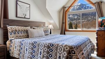 4 bedrooms, desk, free WiFi, bed sheets