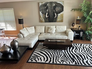 Een smart-tv, een dvd-speler en tafelvoetbal