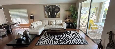 Smart-TV, DVD-Player, Tischfußball