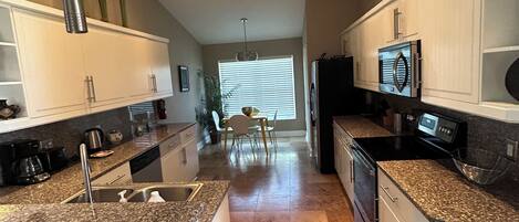 冰箱、微波炉、烤箱、炉灶