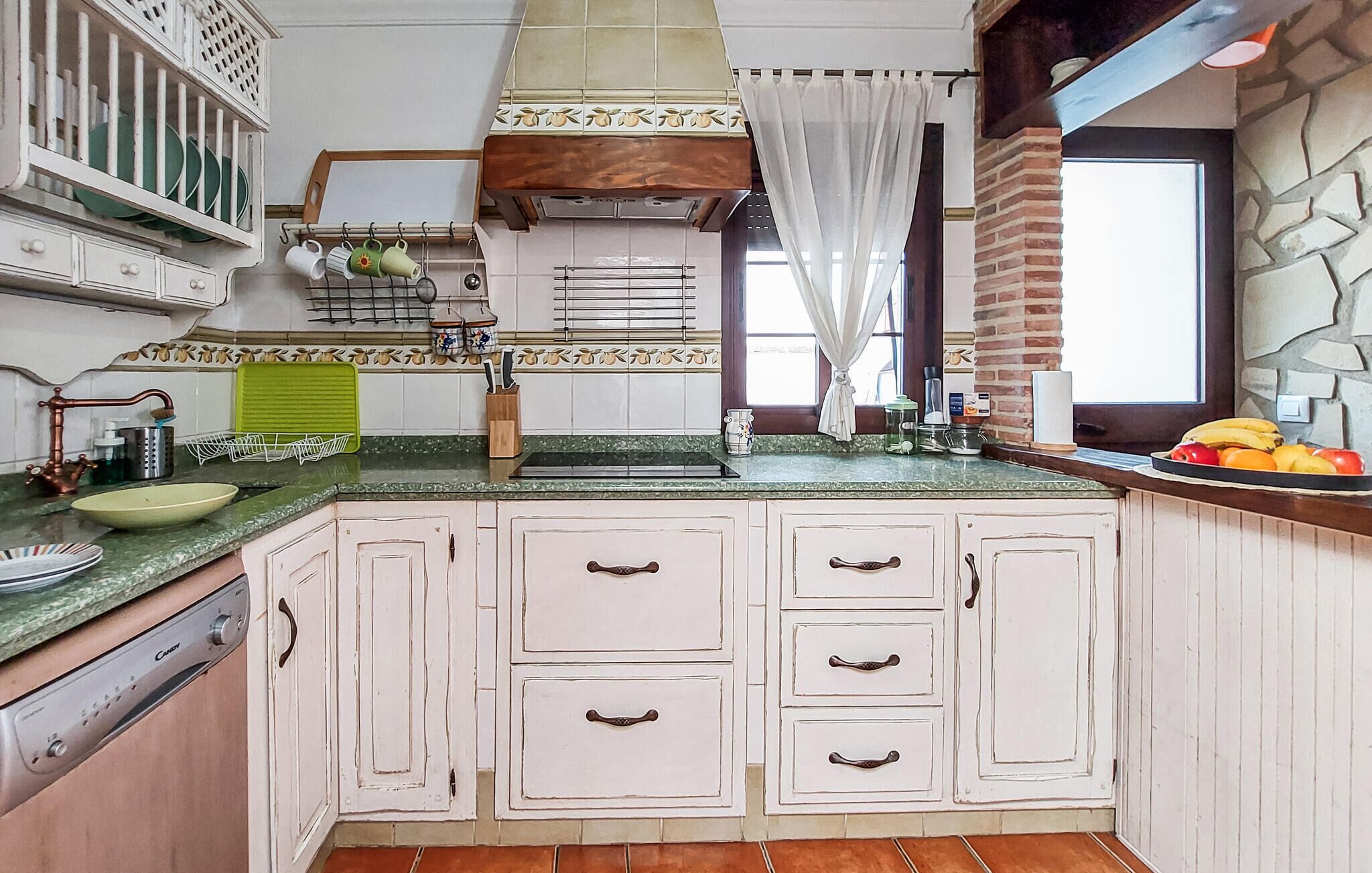 Réfrigérateur, micro-ondes, plaque de cuisson, lave-vaisselle