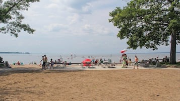 Espreguiçadeiras, toalhas de praia