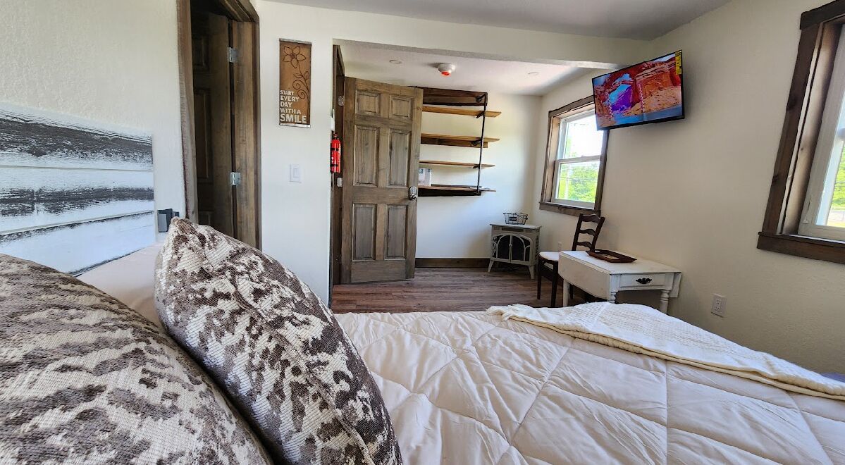 4 chambres, bureau, fer et planche à repasser, lit parapluie