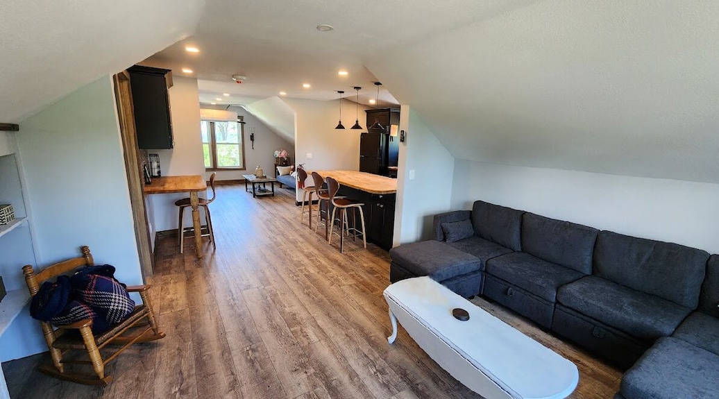 Bed & Breakfast , Sleeps 8, 4 Bed/4 Bath Boasting Water Views From All Rooms - Sylvan Beach, NY