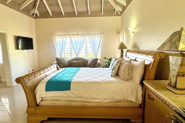 5 soverom, skrivebord, strykejern/-brett og reiseseng for barn