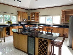 冷蔵庫、電子レンジ、オーブン、コンロ