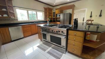 KĂŒhlschrank, Mikrowelle, Ofen, Herdplatte