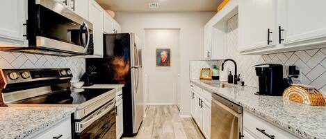 Frigorifero, microonde, forno, piano cottura