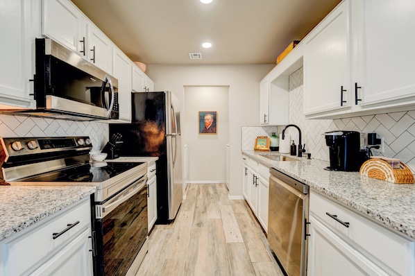 Refrigerador, microondas, horno, placa de cocina
