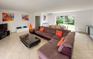 TV - Nice home in Léon with kitchen (Léon)