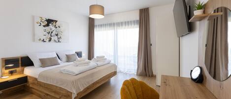 5 chambres, coffres-forts dans les chambres, lit parapluie