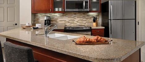 Lavavajillas, cafetera y tetera y utensilios de cocina