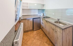 Frigorífico, placa de cocina y utensilios de cocina
